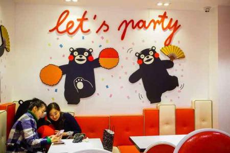 北京最大熊本熊咖啡廳落戶王府井a(chǎn)pm購(gòu)物中心，已于12月9日試業(yè)