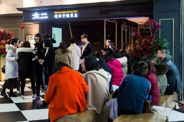 4人以上不接待，卻排隊(duì)800桌，這家“奇葩”店的邏輯是？