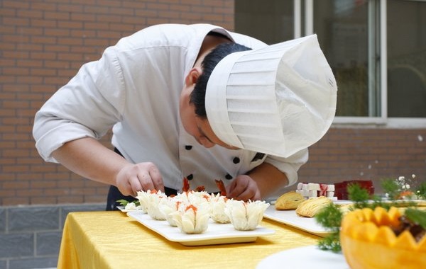 餐飲服務(wù)升級(jí)正當(dāng)時(shí)，服務(wù)模型、員工管理模式的正確打開方式是？