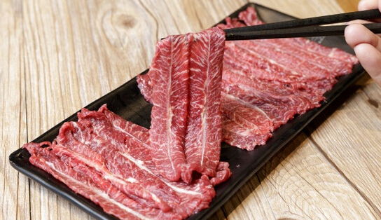 這個(gè)城市400多家潮汕牛肉火鍋，今冬只剩下101家，原來(lái)被串串香給頂了|餐飲界