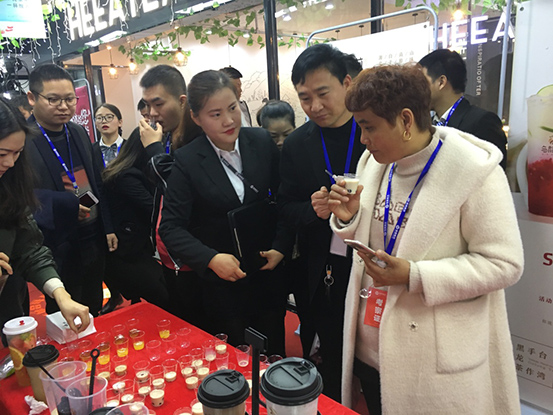 “阿倫”驚現(xiàn)烏龍煎發(fā)布會(huì)，現(xiàn)場(chǎng)被擠爆了