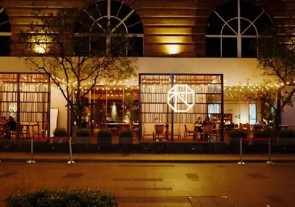 他在酒吧街上花400萬開了一間包子鋪，結果……