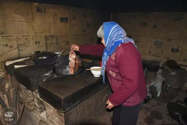 七旬老人用豬皮做特色菜，天越冷越好做，吃過都說香