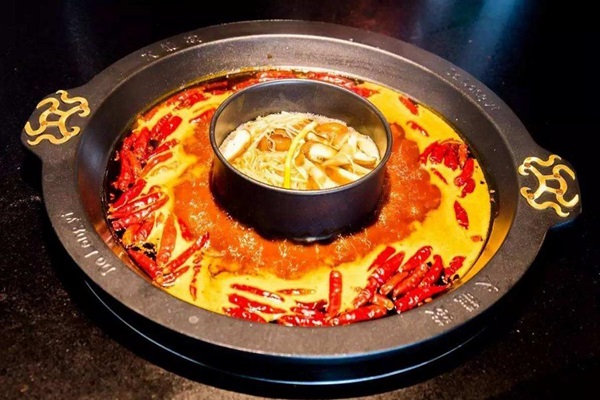 暗訪！這家火鍋店端給顧客的鍋底，竟是別人吃剩的