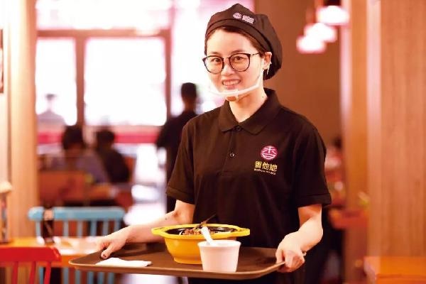 沒(méi)有廚師，無(wú)人點(diǎn)餐！他4年開(kāi)出300多家店，日銷(xiāo)高達(dá)10萬(wàn)碗！