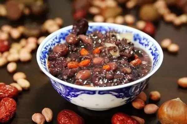 “臘八”到 老字號(hào)餐廳凌晨兩點(diǎn)開熬臘八粥