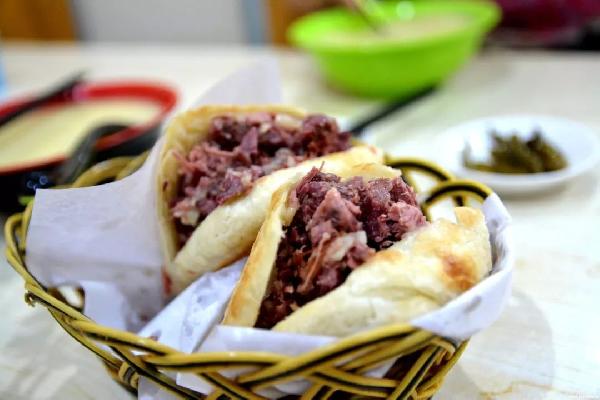 供應不足挑戰(zhàn)商家底線？一條驢肉供應鏈引發(fā)的連鎖危機|餐飲界