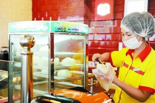 跨界打劫餐飲市場(chǎng)，便利店是認(rèn)真的！