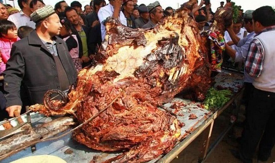 燒烤界之最，整整用了7天才能烤熟，食材竟然還動用了吊車！