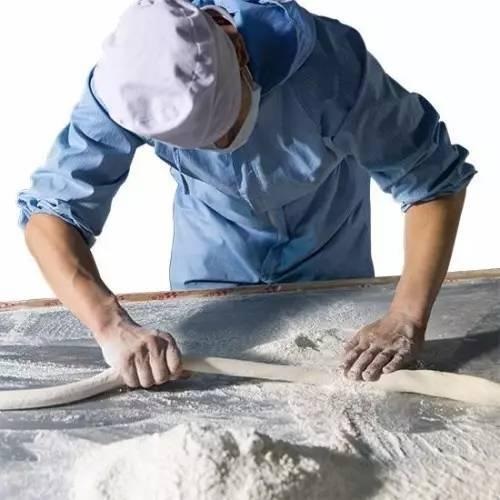 發(fā)獎(jiǎng)金，給廚師配保姆留住員工？但論留人還是海底撈牛