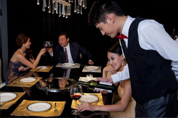 滬上一些餐廳巧換名目變著花樣收?。㈤_瓶費(fèi)＂ 到底該誰管?