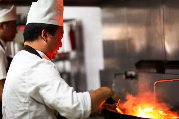 30名大廚集體跳槽求職的公開(kāi)信曝光，為什么做廚師越來(lái)越難？