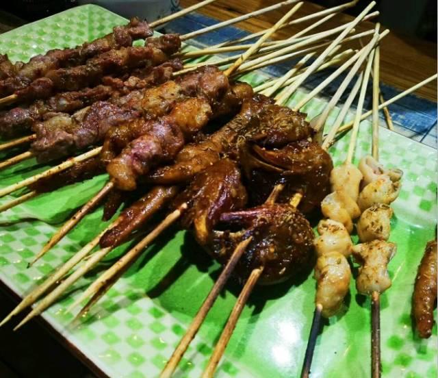 排隊(duì)20年，一個(gè)賣烤串的“小臟攤”，曾拒絕千萬投資