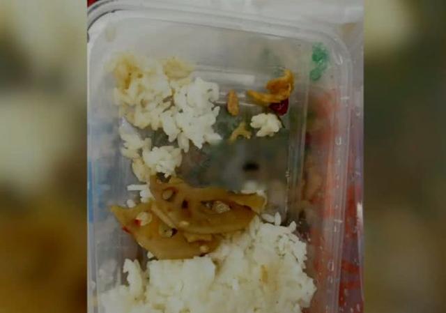 外賣里現(xiàn)老鼠屎，餐廳退款卻不承認(rèn)飯菜里會有老鼠屎