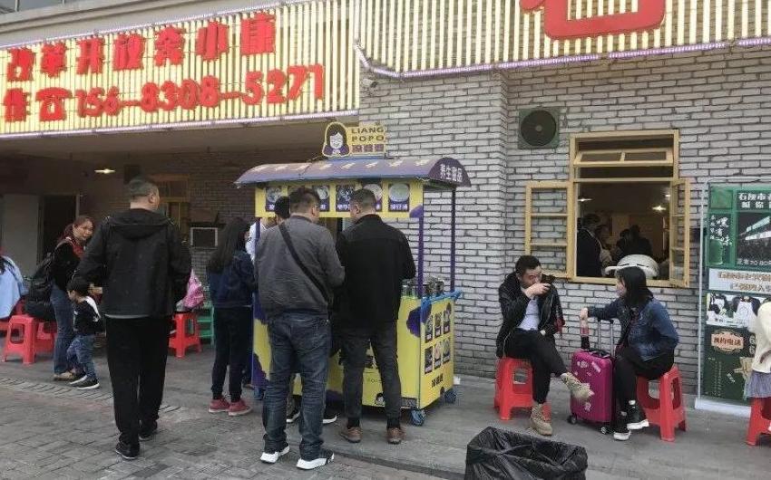 門口擺個小攤，竟是餐廳增加營收的利器？