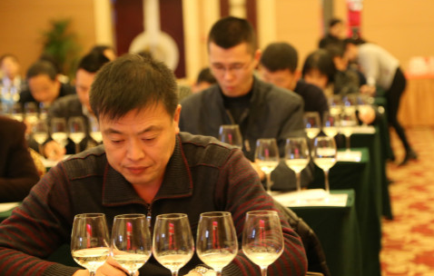 從三汁燜鍋到賣菜，黃記煌每次跨行業(yè)“商演”背后都有這位“老鐵”