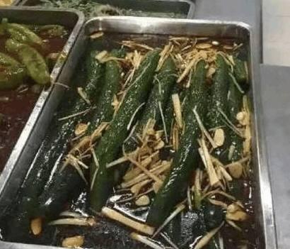 食堂大媽又出新菜啦！綠雞腿炒火龍果靠邊站，這才是黑暗料理！