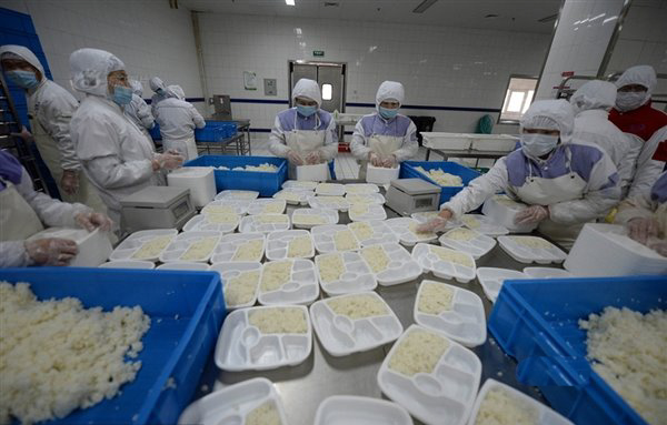 難得一見高鐵盒飯內(nèi)部制作過程，六百斤一鍋燒，醬油調(diào)料論瓶倒