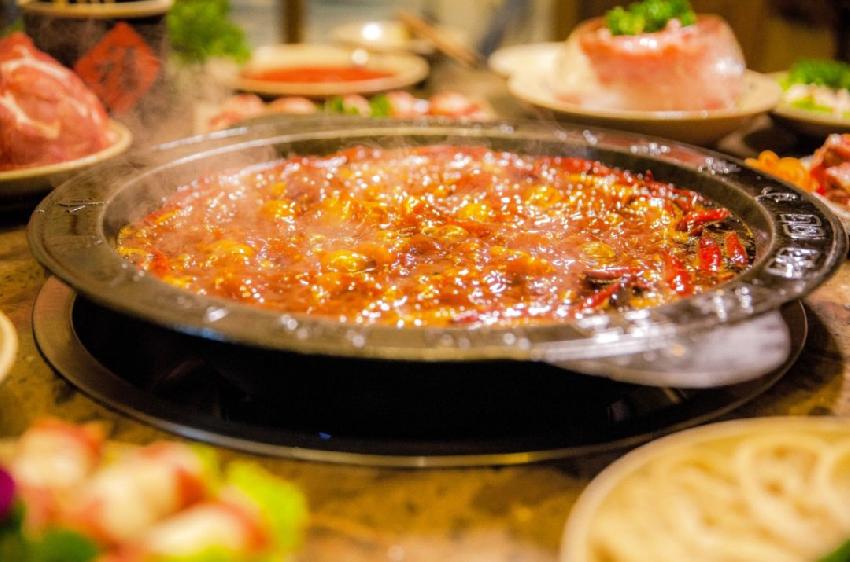 “網(wǎng)紅”火鍋小龍坎被曝老油重復(fù)用后，這些問題也跟著一并暴露出來(lái)