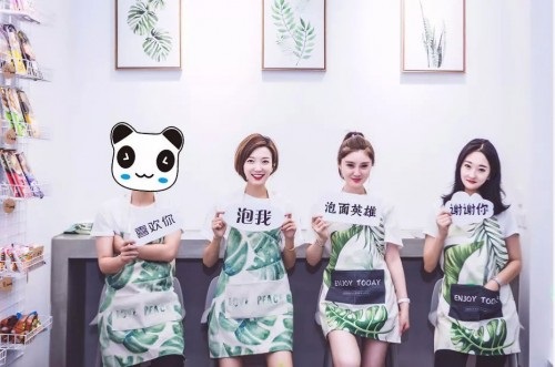 90后美女網(wǎng)紅開“泡面英雄”餐廳，日入3萬走紅網(wǎng)絡(luò)