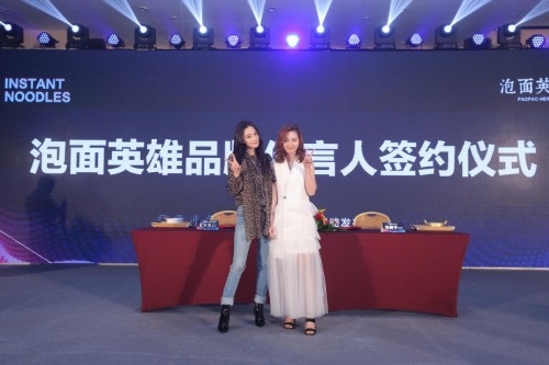 泡面英雄代言人張馨予驚喜亮相品牌發(fā)布會，現(xiàn)場吃面