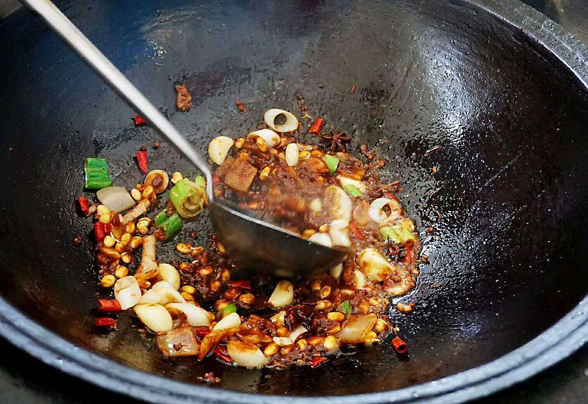 夫妻小店，做鐵鍋燉魚，一天接待120多桌