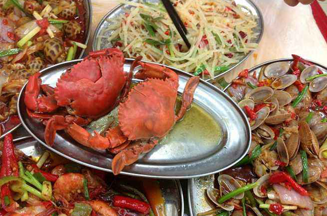 海鮮館收900元螃蟹加工費(fèi)惹爭(zhēng)議，這錢到底該不該這么收？