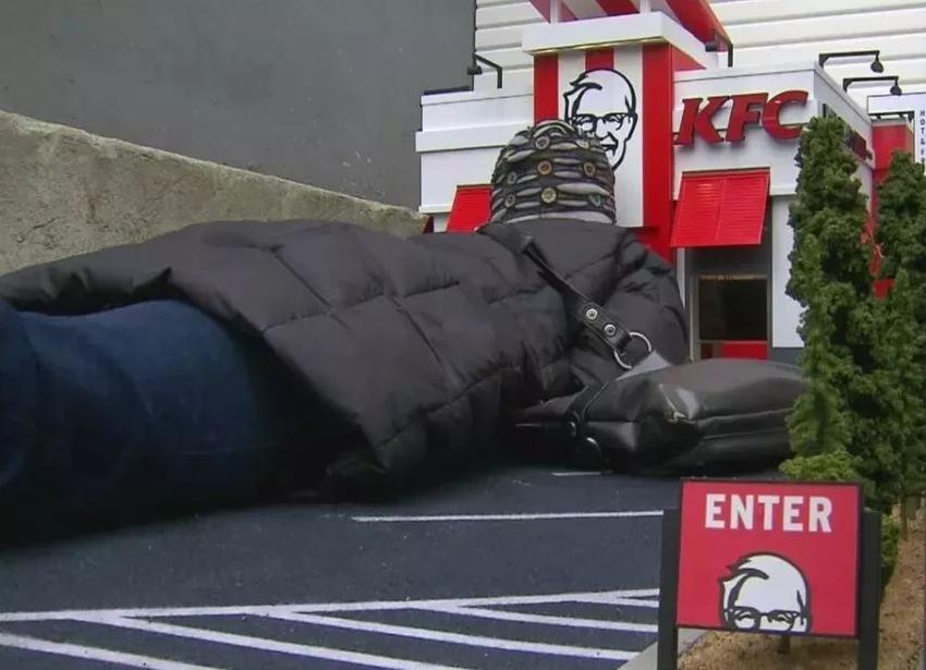 肯德基開了一家史上最迷你的餐廳！只能趴著取餐