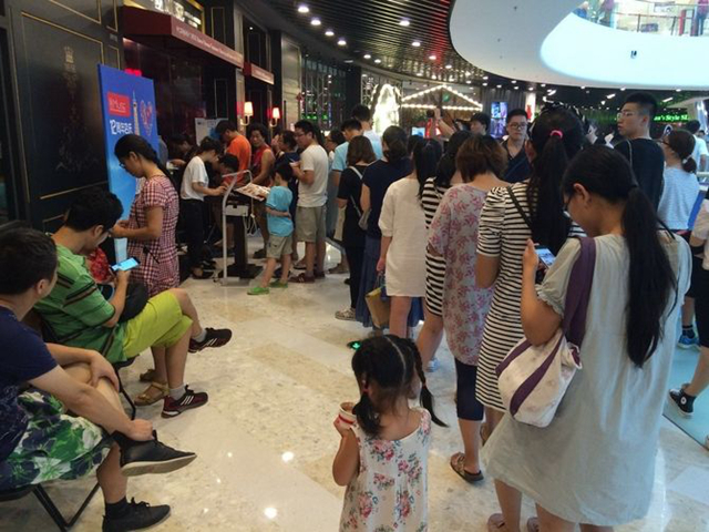 店外排隊(duì)，店里客人坐著聊天不走，我該怎么辦？