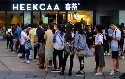 為啥店門口排隊(duì)的總是喜茶？不僅僅因?yàn)槔习迨?0后！