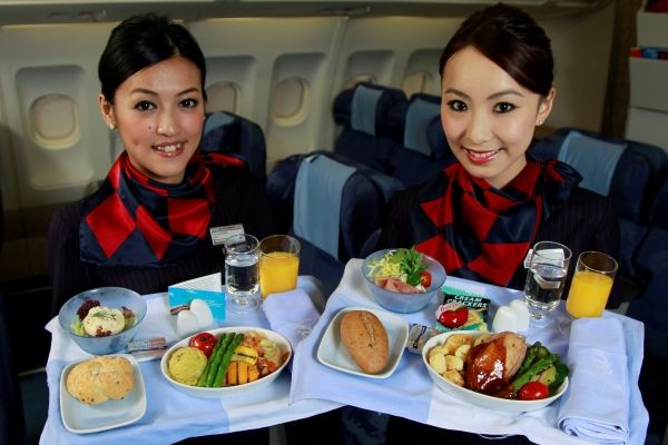 多航空公司取消免費(fèi)餐飲 以后坐飛機(jī)真要帶泡面了？