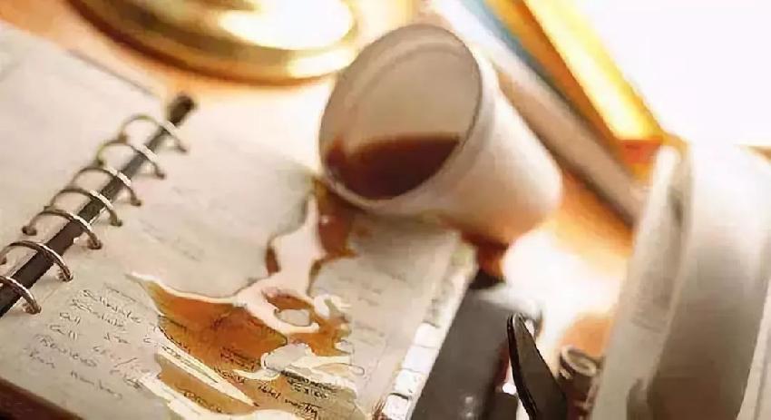 為什么顧客自己打翻咖啡，卻要服務(wù)員道歉？