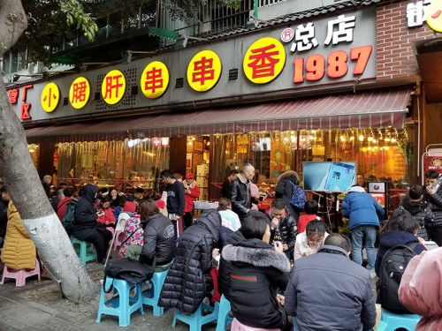  成都鋼管廠五區(qū)小郡肝串串香傳承匠心品質(zhì)，火爆實(shí)至名歸