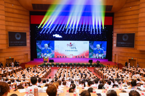  第六屆中國(guó)行業(yè)影響力品牌峰會(huì)，雅座CEO白昱對(duì)話(huà)央視康輝