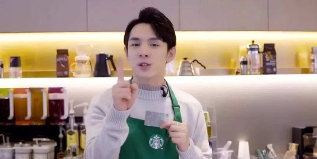 做直播、上淘寶，星巴克、喜茶、奈雪的茶為何都爭做“網(wǎng)感少年” | 餐見