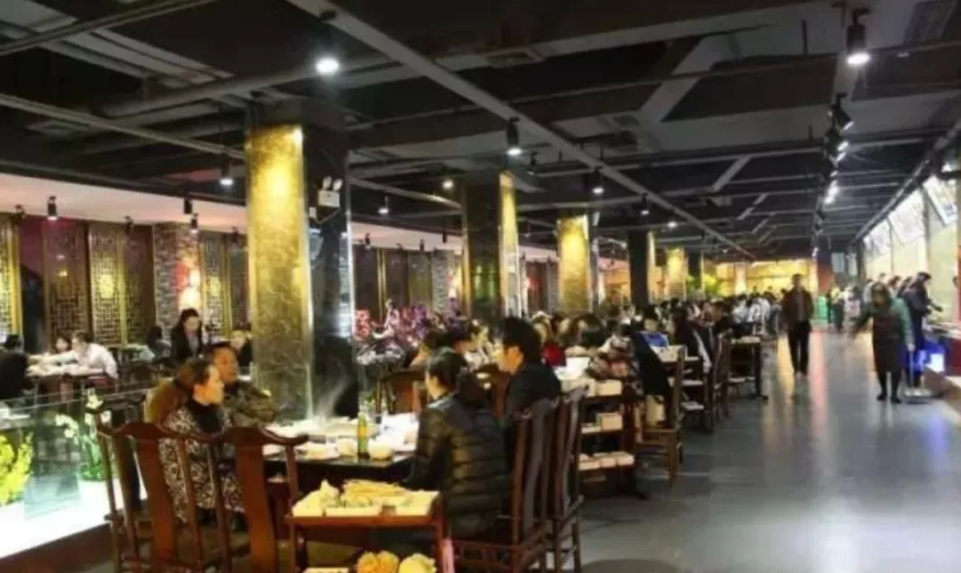 網(wǎng)紅火鍋竟用地溝油！老板被判7年罰447萬，上萬人受害丨熱評(píng)