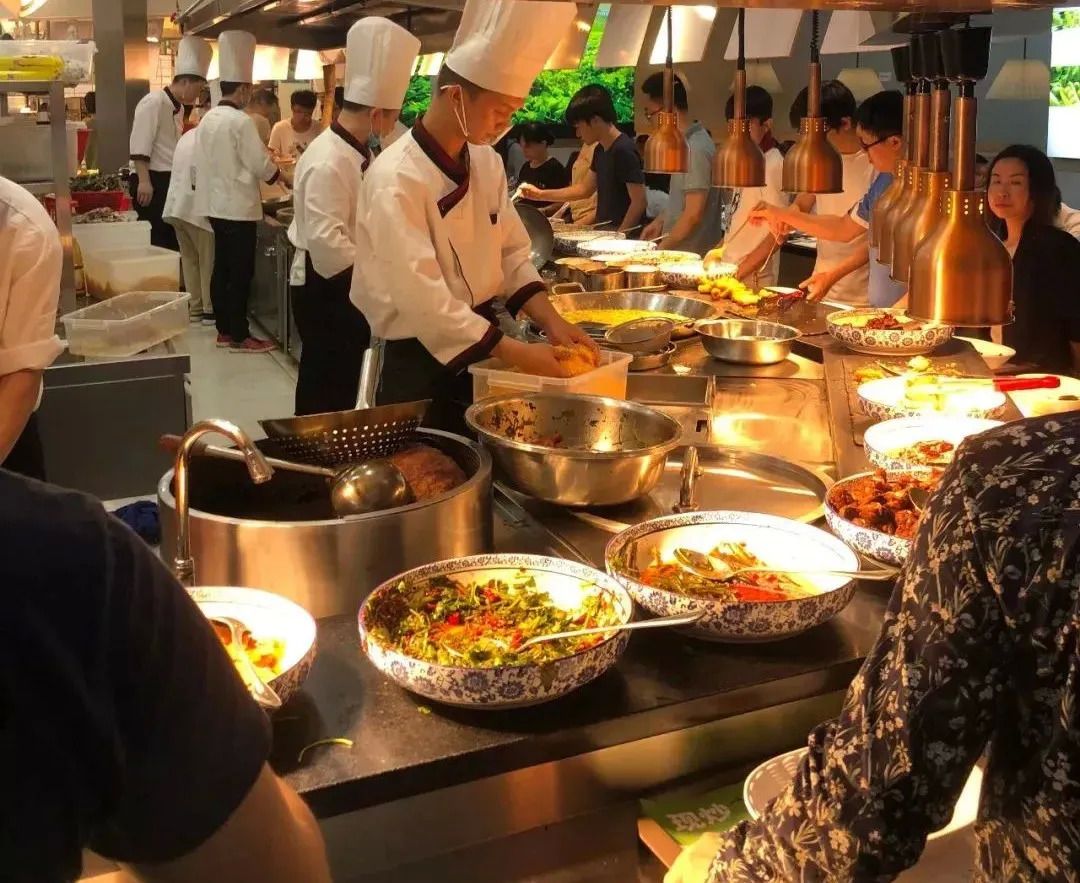 穩(wěn)站輿論C位，西貝入股小女當家繼續(xù)死磕快餐｜熱評