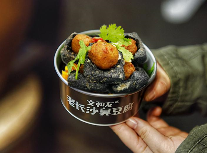 風口下的美食進化，星期零與文和友老長沙臭豆腐“牽手”做植物肉臭豆腐