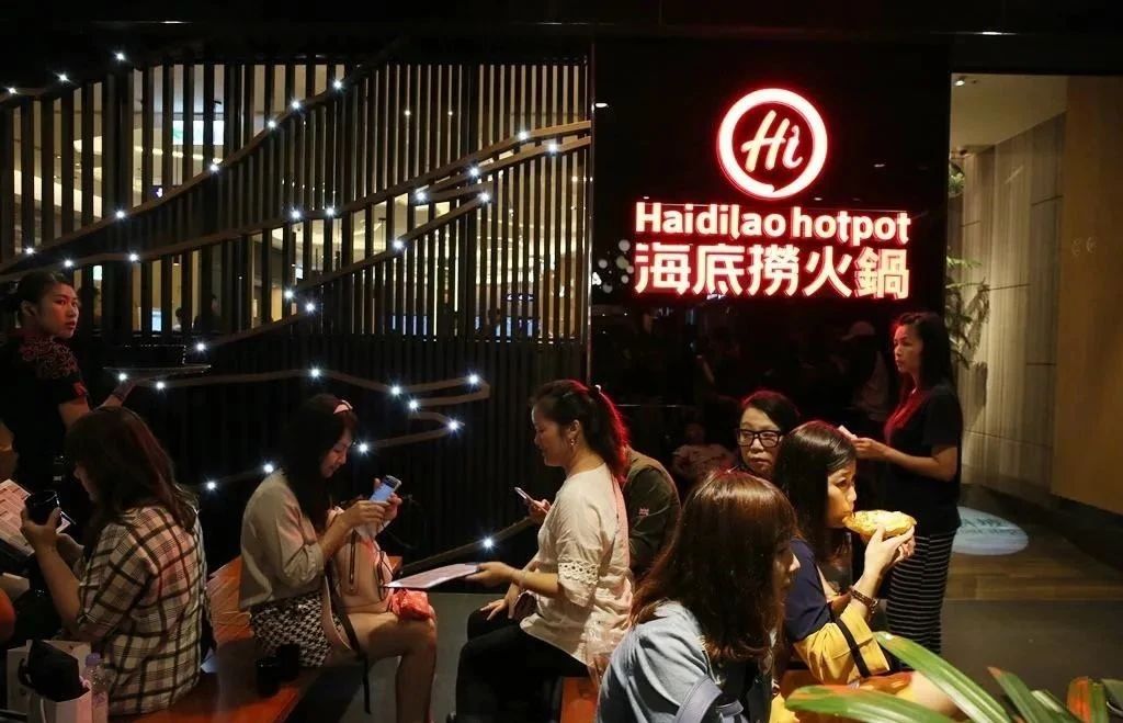 餐飲大事件202期｜  海底撈半年凈虧10億，股價卻瘋漲；肯德基暫停使用吮指廣告語；百勝中國或?qū)?月在港上市|餐飲界