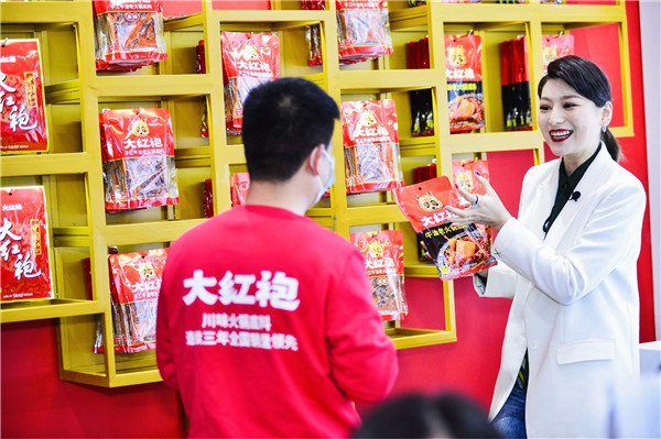 2噸巨型火鍋底料亮相！天味食品實(shí)力引爆春糖