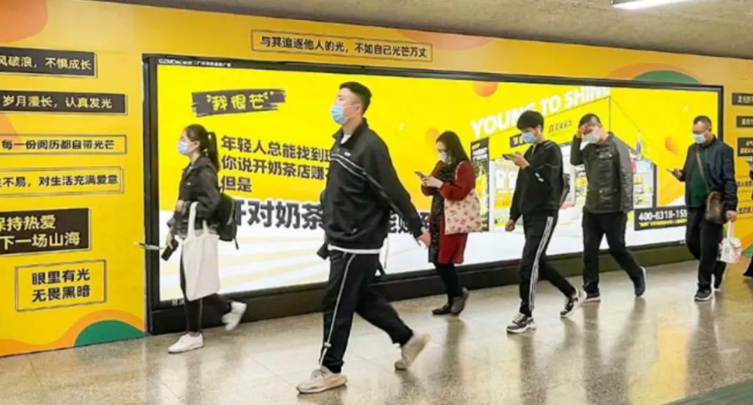 “有料”茶飲正流行，它靠“玩料”殺出重圍