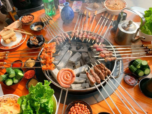 下沉市場表現(xiàn)亮眼，中式炭火品牌—梁山烤肉的突圍之路