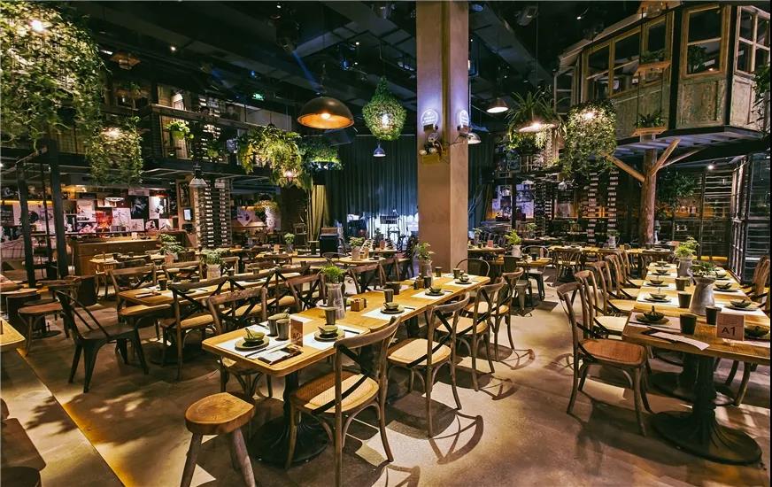 星巴克、火鍋店搶著入局的小酒館，到底好在哪里？