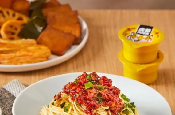 靠外賣突圍、開拓新品類，新銳辣醬品牌不想做第二個“老干媽”| 新消費觀察