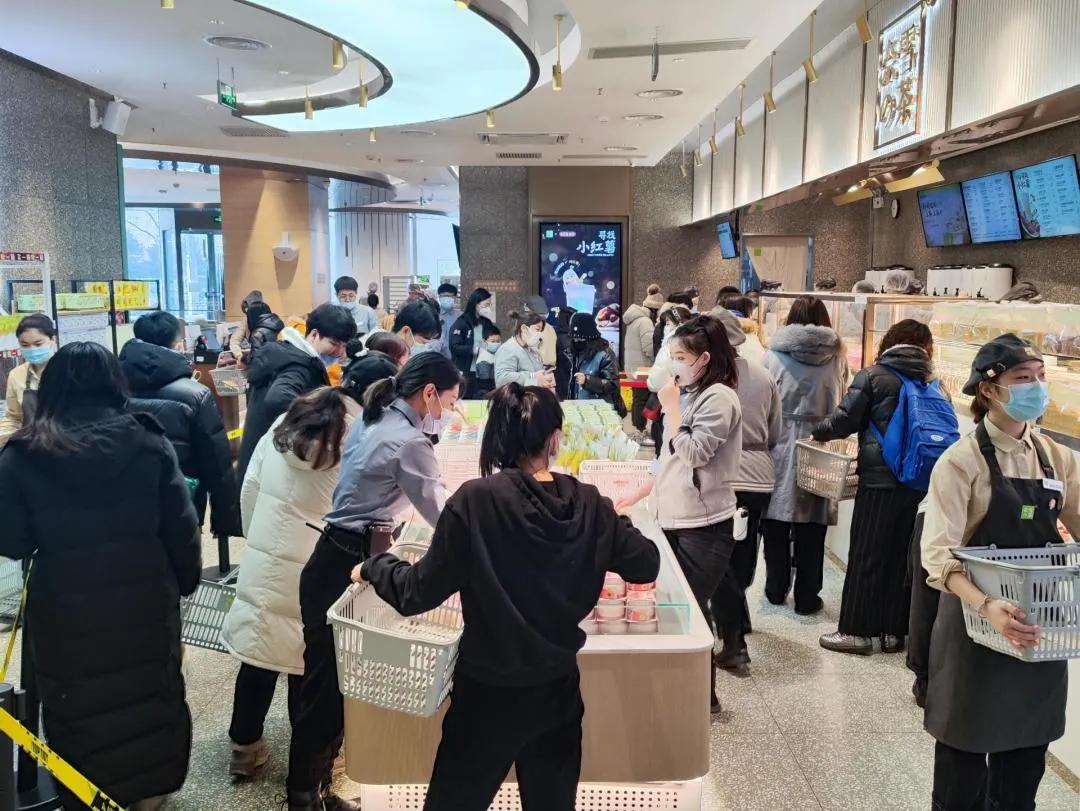 奈雪哈爾濱單店日營(yíng)收40萬(wàn)刷新紀(jì)錄，店員開(kāi)工喜提獎(jiǎng)金萬(wàn)余元