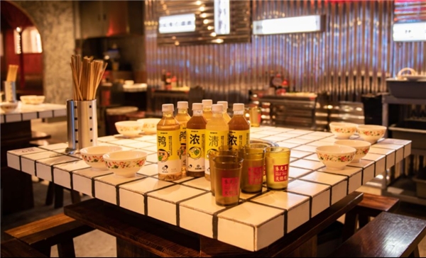 喜茶瓶裝跨界合作朱光玉火鍋，化身國慶成都熱門打卡地