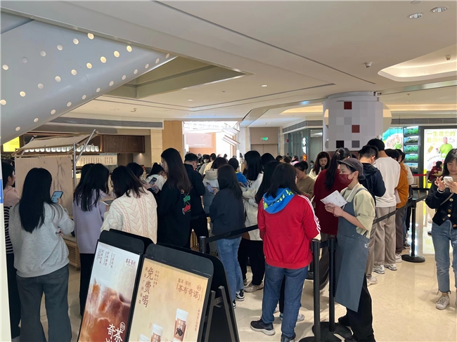 喜茶·茶坊推出首創(chuàng)茶布奇諾系列，彰顯回歸茶產(chǎn)品趨勢