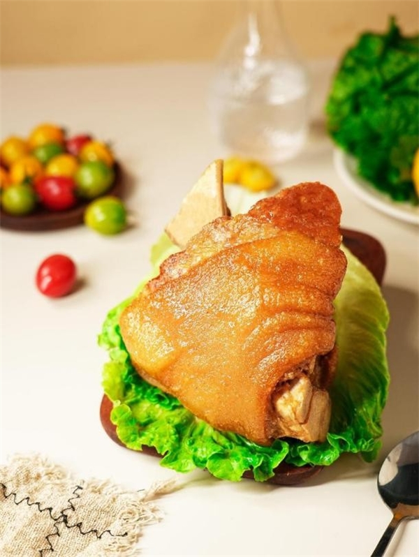 百年非遺煥新味 —— 孫鹵匠椒鹽蹄膀榮膺2025中國(guó)新食材品類冠軍稱號(hào)