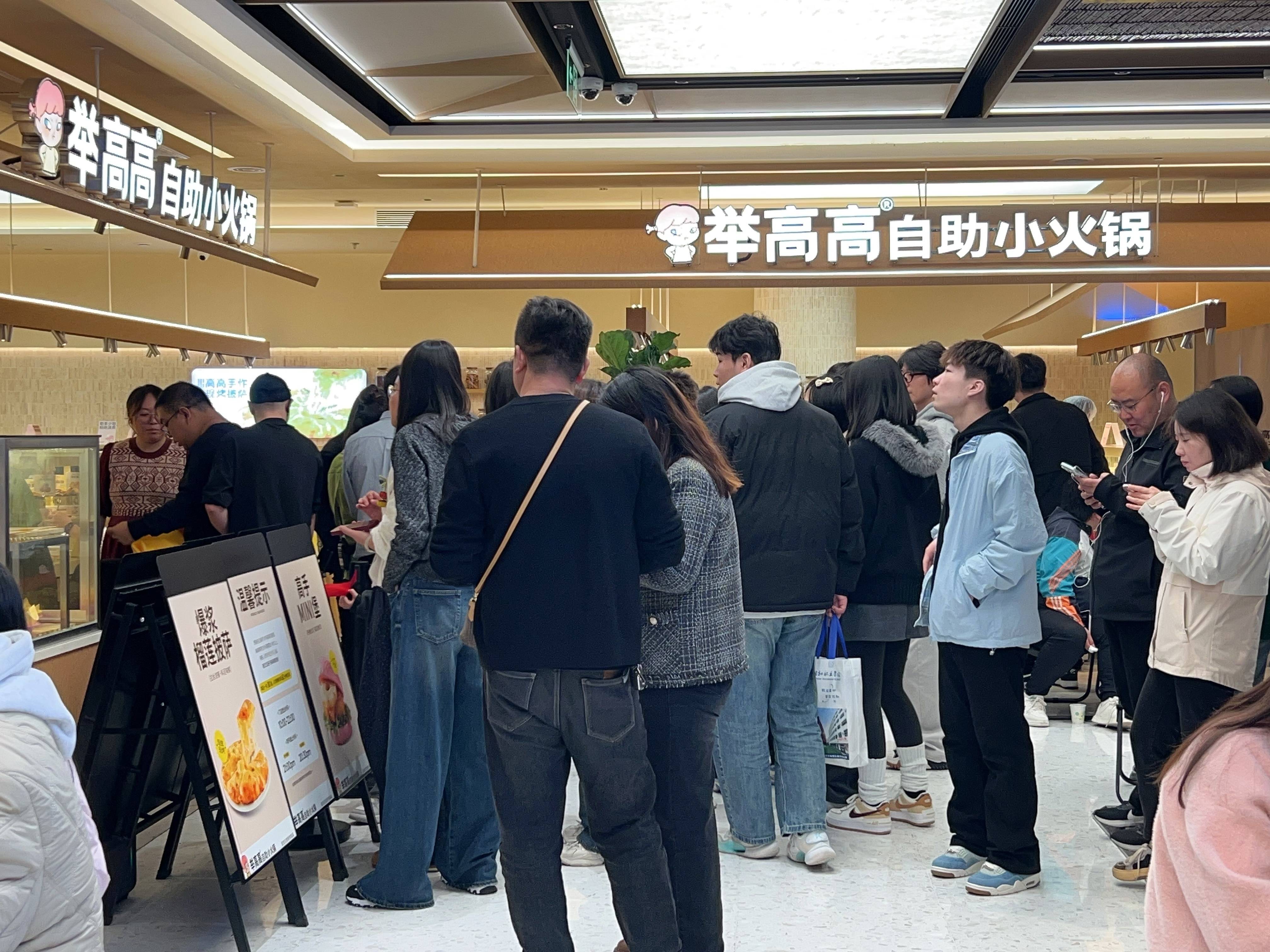 輕裝上陣的“舉高高”，為海底撈探出一條新路