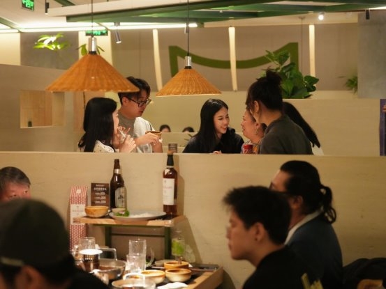 孟慧圓深夜打卡！單日狂賣6萬、翻臺5輪，沸點計劃憑啥火出圈？